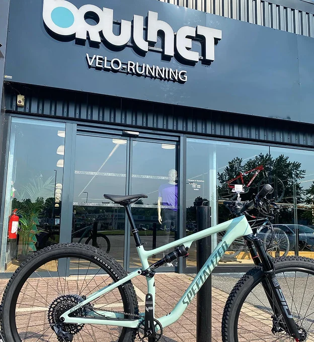 Vélo Specialized menthe garé devant un magasin VELO-RUNNING en France à Montluçon dans l'Allier 03