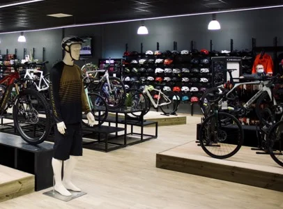 Intérieur d'un magasin de vélos avec des bicyclettes, des casques et un mannequin à Montluçon dans l'Allier 03