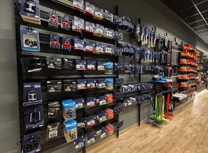 Magasin d'accessoires de vélo avec de nombreux articles emballés sur des étagères et des crochets à Montluçon dans l'Allier 03