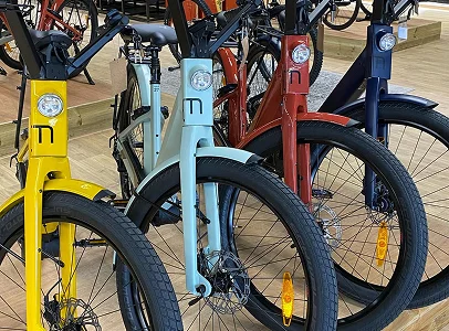 Quatre vélos électriques colorés (jaune, vert d'eau, rouge, bleu) avec éclairages frontaux à Montluçon dans l'Allier 03